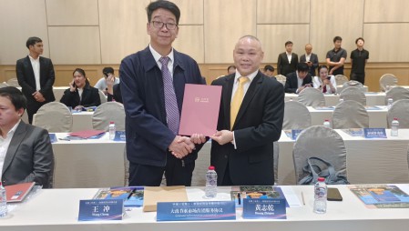 jxf体育节水集团党委书记王冲参与在泰国曼谷进行的中国（甘肃）—泰国经贸合作推介会，，，，，，，，并在甘肃省省长任振鹤、泰国商务部部长披猜·那立塔潘等参会辅导见证下，，，，，，，，与泰国中华总商会签定合作和谈。。。。。。。。