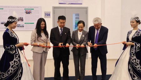 jxf体育节水集团、中国农业大学、哈萨克国立农业钻研大学三方共建的“中哈旱区高水效农业国际结合尝试室”入选中哈两国元首见签的两国合作清单。。。。。。。。9月4日，，，，，，，，该尝试室揭牌典礼在哈国立农猛进行，，，，，，，，中国驻阿拉木图总领事蒋薇、中国农大副校长杜太生、哈国立农大第一副校长Прим??л·Ш·Ибрагимов、jxf体育节水集团高级副总裁崔静等出席。。。。。。。。
