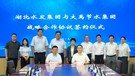 7月19日，，，，，，，，湖北水发集团与jxf体育集团签定战术合作和谈